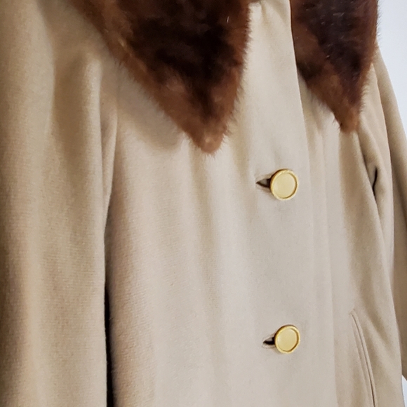 Vintage 60s Midcentury Classic Cream Feminine Button Coat with Brown Fur Collar - Picture 6 of 16